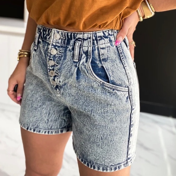 Just In// Vervet •Sasha Super High Rise Button Up Shorts in Acid Wash - Picture 2 of 10